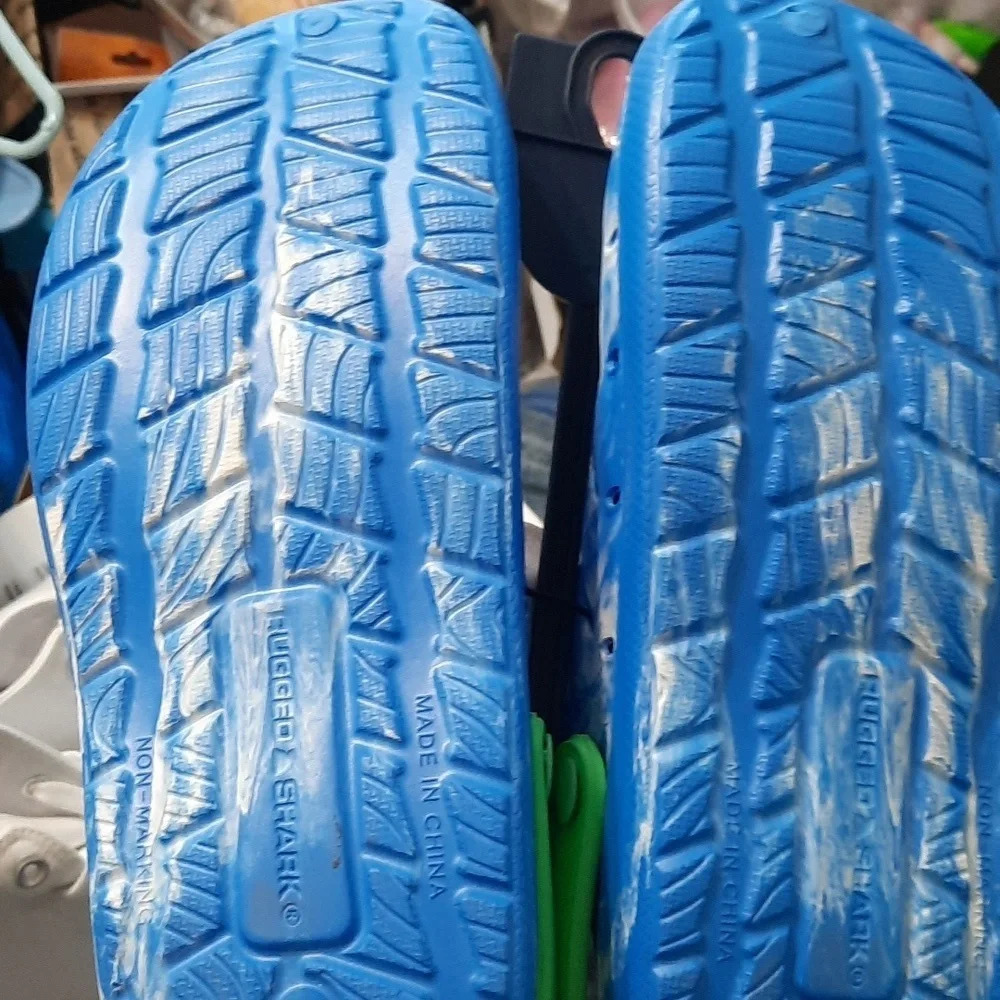 NWT SHARK Light Blue and Green Kids Clogs SIZE 5